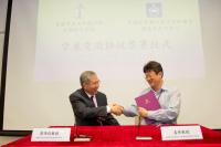 Prof. Wai-yee Chan (left) and Prof. Jiang Wei (right) sign the MOU on collaboration